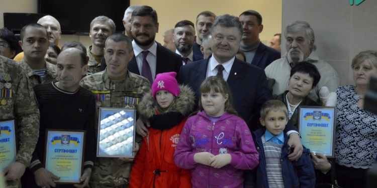 Это мой долг – заботиться о своих воинах, – в Николаеве Президент Порошенко вручил ордера на квартиры участникам АТО