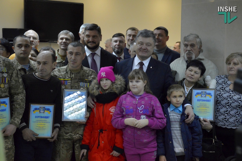 Это мой долг - заботиться о своих воинах, - в Николаеве Президент Порошенко вручил ордера на квартиры участникам АТО 13