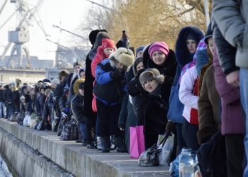 В Николаеве отмечают Крещение Господне: горожане купаются в запрещенных местах
