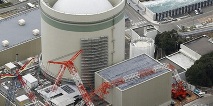 В Японии строительный кран упал на энергоблок АЭС – утечки радиации и пострадавших нет