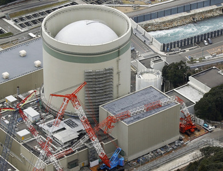 В Японии строительный кран упал на энергоблок АЭС – утечки радиации и пострадавших нет 1