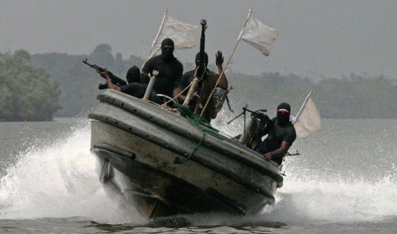 В территориальных водах Нигерии пираты похитили 12 членов экипажа швейцарского торгового судна MV Glarus 1