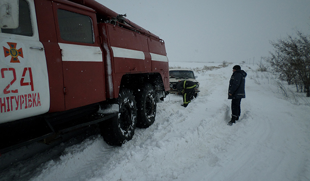 На Николаевщине спасатели помогли гражданам, которые попали в «ловушку зимней стихии»