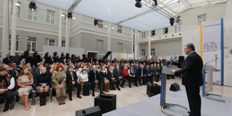 Порошенко – политикам: Донбасс не отдадим, досрочных выборов не будет