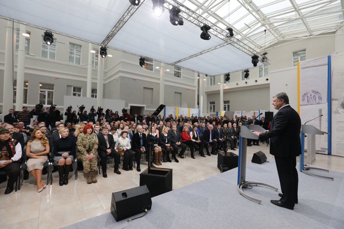 Порошенко – политикам: Донбасс не отдадим, досрочных выборов не будет