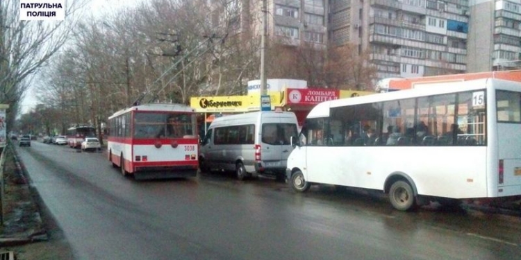 Допекли. Патрульная полиция просит мэрию заняться “маршрутками” фирм ТФТ и ГУРИГ