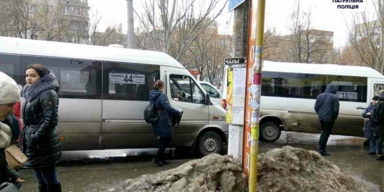 Допекли. Патрульная полиция просит мэрию заняться “маршрутками” фирм ТФТ и ГУРИГ