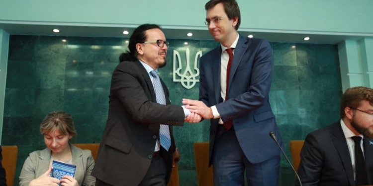 Какой минтранс без железной дороги?  Омелян готов судиться из-за Укрзализныци