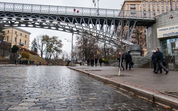 В Киеве одессит бросился на Майдан с моста возле “Глобуса”