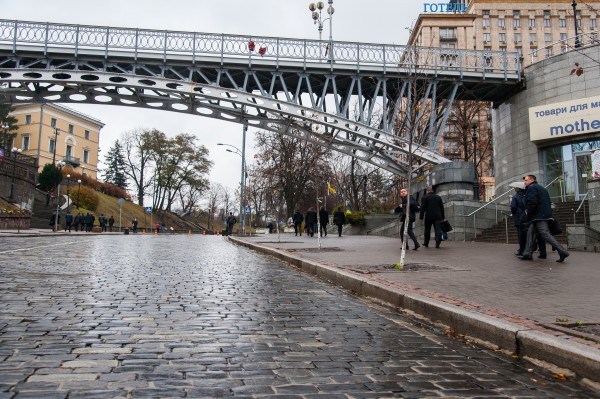 В Киеве одессит бросился на Майдан с моста возле "Глобуса" 1