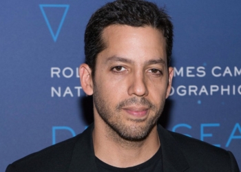 Что-то пошло не так: уличный маг Дэвид Блэйн прострелил себе рот во время выступления