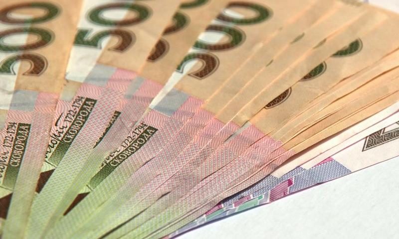 НБУ зафиксировал курс гривни и ограничил снятие наличных до 100 тысяч в день 1