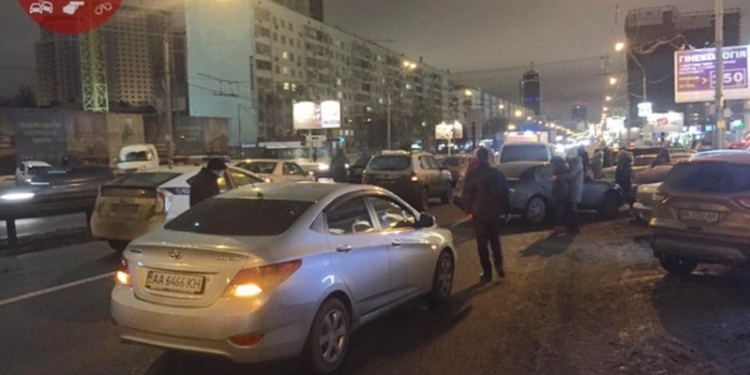 В Киеве столкнулись семь иномарок