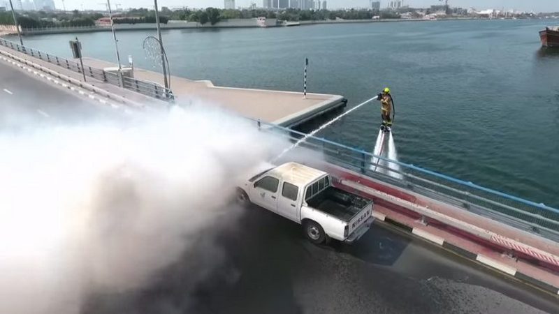 В Дубаи спасателей оснащают реактивными платформами 1