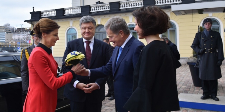 Порошенко призвал Финляндию признать Голодомор и отказался общаться с российскими журналистами