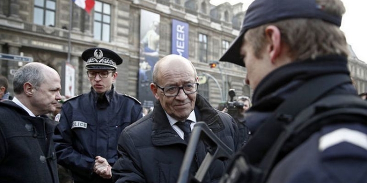 Франция решила уберечься от кибератак, – министр обороны