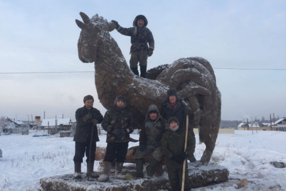 В России из навоза создали огромную скульптуру-символ 2017 года