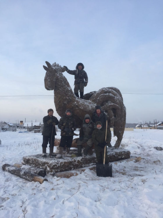 В России из навоза создали огромную скульптуру-символ 2017 года 3