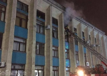 В Каменском во время ночных гуляний подпалили мэрию