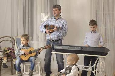 Песня деревьев. Нежная колядка от 8-летнего музыканта