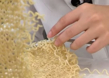 Кружева из лапши вяжет юная художница из Сингапура