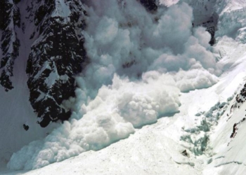 В Италии после землетрясения снежная лавина накрыла отель с слюдьми