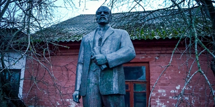 В Нежине памятник Ленину решили продать с аукциона
