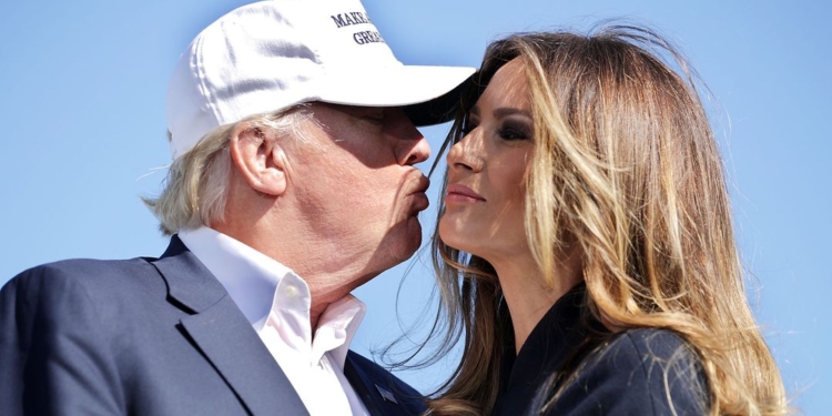 Мелани Трамп рассказала, что ей приходится помогать мужу “волшебным пенделем”