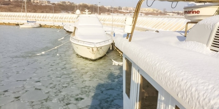 Впервые за 60 лет: у берегов Болгарии замерзло Черное море