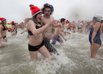 Десять тысяч голландцев отпраздновали Новый год купанием в ледяном море