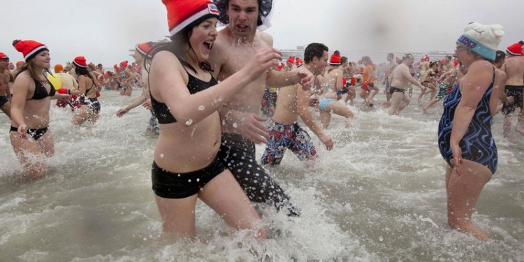 Десять тысяч голландцев отпраздновали Новый год купанием в ледяном море