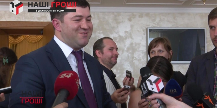 Приблизил. Одесскую таможенницу, пойманную на взятке в 50 тыс. долларов, Насиров перевел в Киев