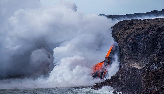 На Гавайях рухнул в океан действующий вулкан Килауэа. Вместе со смотровой площадкой