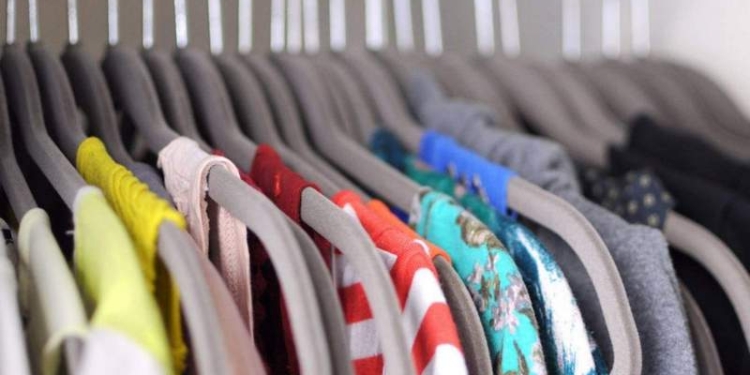 Первый «банк одежды» для нуждающихся открыли в Киеве