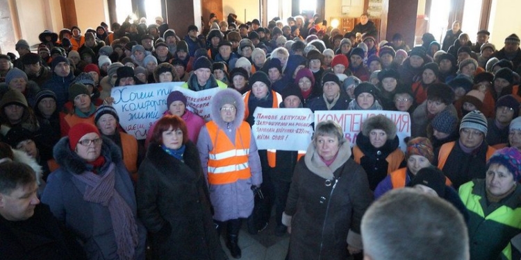 Бунт дворников или шантаж Пелипаса? Работников ЖЭКов вывели на пикет в Николаевский горисполком отстаивать повышение тарифов