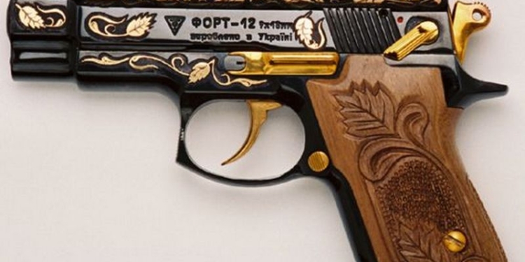 112 депутатов, 69 чиновников, 6 спортсменов – кого Аваков награждал оружием