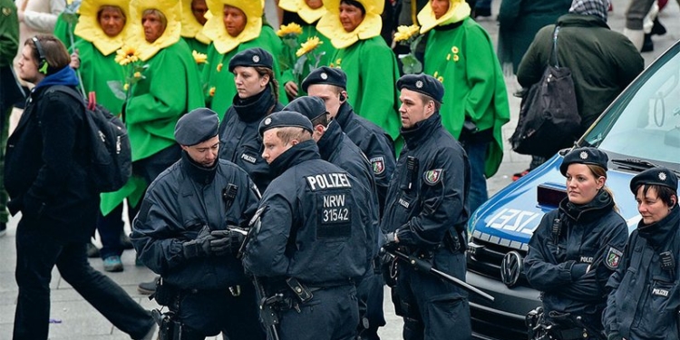 Чтобы не повторилось массовое насилие. В Кельне полицейские за ночь проверили более тысячи человек