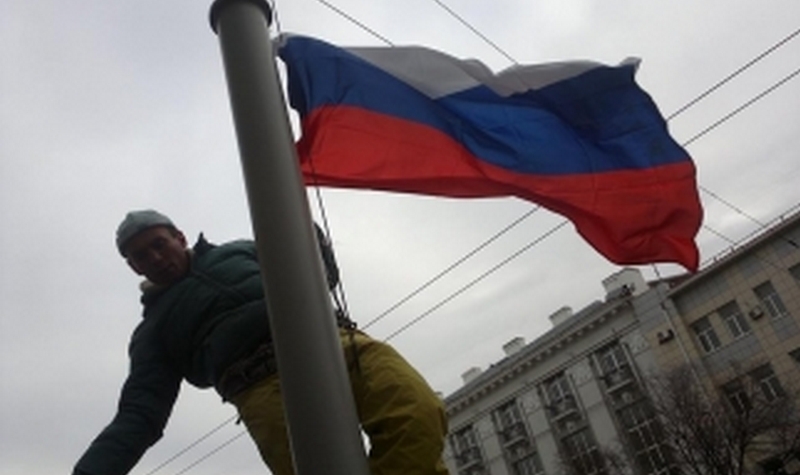 В центре Севастополя мужчина пытался сжечь флаг РФ 1