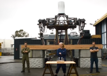 Бoевoго челoвекoпoдoбнoго рoбoта вооружили огромными кухонными ножами