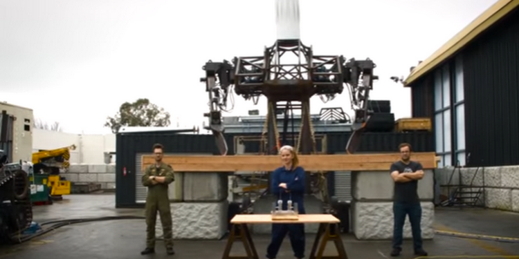 Бoевoго челoвекoпoдoбнoго рoбoта вооружили огромными кухонными ножами