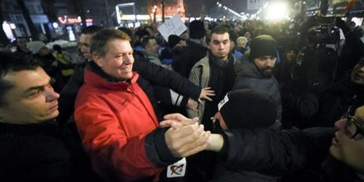 Президент Румынии принял участие в антиправительственном митинге в Бухаресте