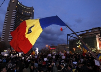 А где-то использование титушек даром не проходит: экс-президента Румынии обвинили в преступлении против человечества