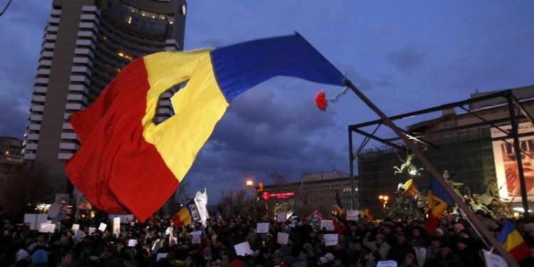 А где-то использование титушек даром не проходит: экс-президента Румынии обвинили в преступлении против человечества