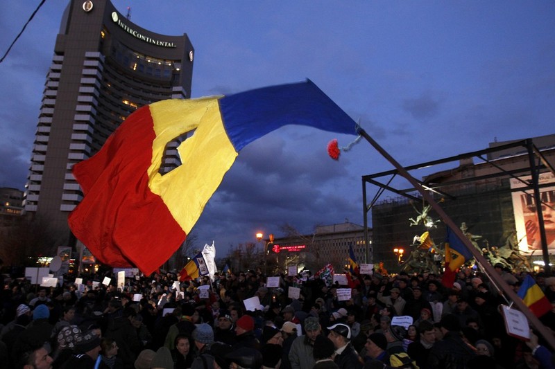 А где-то использование титушек даром не проходит: экс-президента Румынии обвинили в преступлении против человечества 1