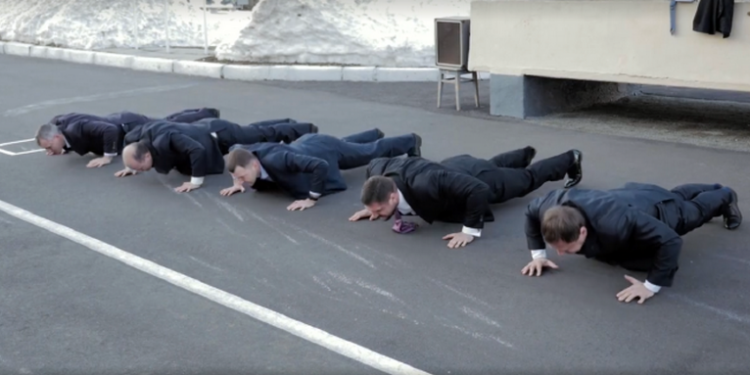 Упал-отжался: николаевский губернатор заставил чиновников отжиматься перед десантниками