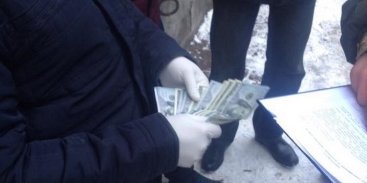 Во Львовской области задержали СБУшника, требовавшего $6,5 тысяч взятки
