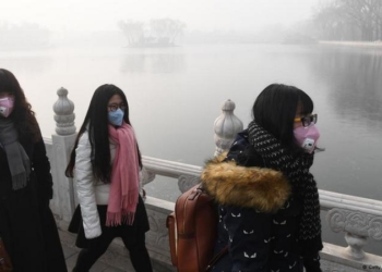 В Китае из-за смога закрывают автодороги и отменяют авиарейсы