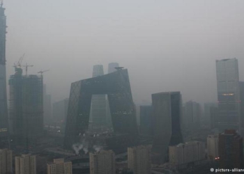 В Китае из-за смога закрывают автодороги и отменяют авиарейсы