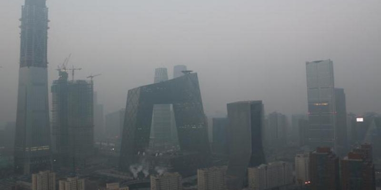 В Китае из-за смога закрывают автодороги и отменяют авиарейсы