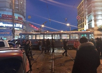 Как в Голливуде: В Одессе трамвай сошел с рельсов и протаранил пять автомобилей